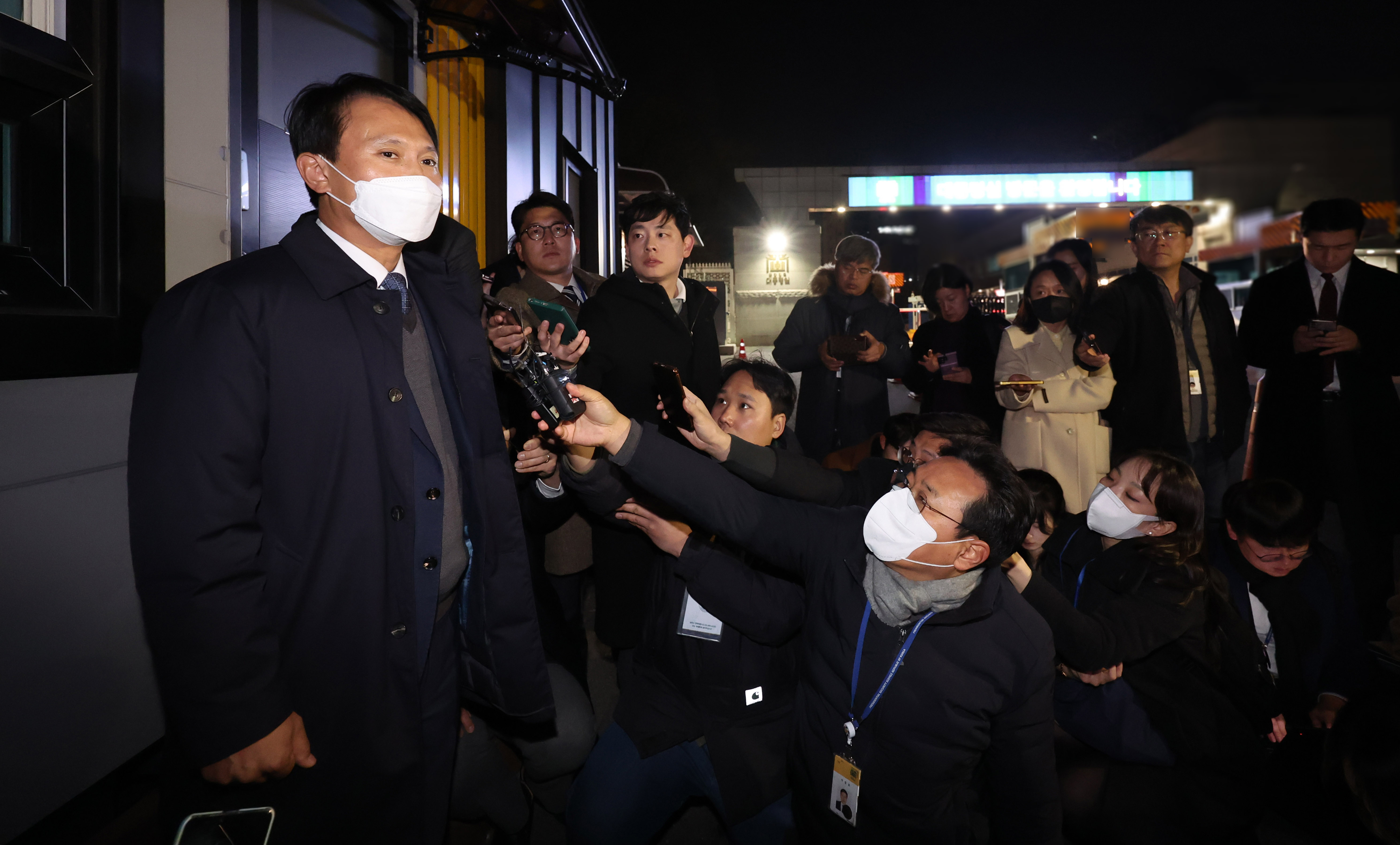 ‘12·3 비상계엄 사태’ 수사를 위해 대통령실 압수수색에 나선 경찰 국가수사본부(국수본) 관계자가 11일 저녁 서울 용산 대통령실 민원실을 나와 취재진의 질문에 답하고 있다.  국수본은 이날 대통령실 압수수색에 나섰으나 대통령경호처가 진입을 허락하지 않으면서 일부 자료만을 임의제출 방식으로 넘겨받은 것으로 알려졌다. 2024.12.11. 대통령실통신사진기자단