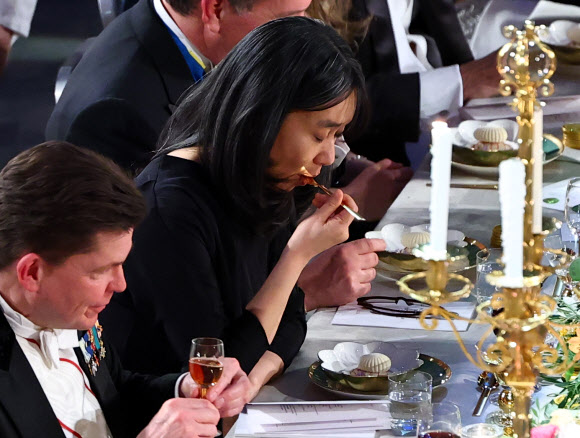 10일(현지시간) 스웨덴 스톡홀름 시청사에서 열린 2024 노벨상 연회에서 한강 작가가 디저트를 음미하고 있다. 2024.12.11 연합뉴스