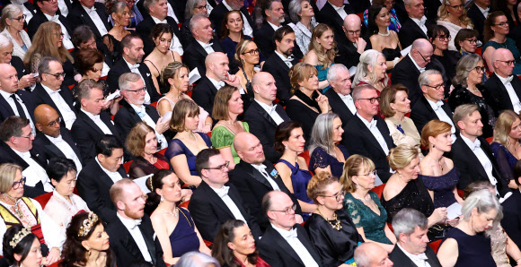 10일(현지시간) 스웨덴 스톡홀름 콘서트홀에서 열린 노벨상 시상식에서 참석자들이 노벨문학상 수상자 발표를 경청하고 있다. 2024.12.11 연합뉴스