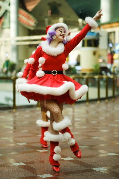 11일 서울 송파구 롯데월드에서 열린 겨울 시즌 ‘미라클 윈터’ 행사에서 연기자들이 크리스마스 퍼레이드 공연을 하고 있다. 2024.12.11 연합뉴스