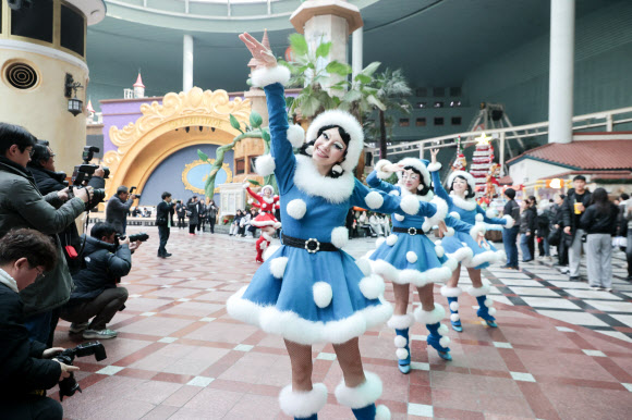 11일 서울 송파구 롯데월드에서 열린 겨울 시즌 ‘미라클 윈터’ 행사에서 연기자들이 크리스마스 퍼레이드 공연을 하고 있다. 2024.12.11 연합뉴스