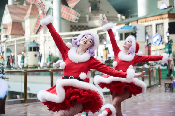 11일 서울 송파구 롯데월드에서 열린 겨울 시즌 ‘미라클 윈터’ 행사에서 연기자들이 크리스마스 퍼레이드 공연을 하고 있다. 2024.12.11 연합뉴스