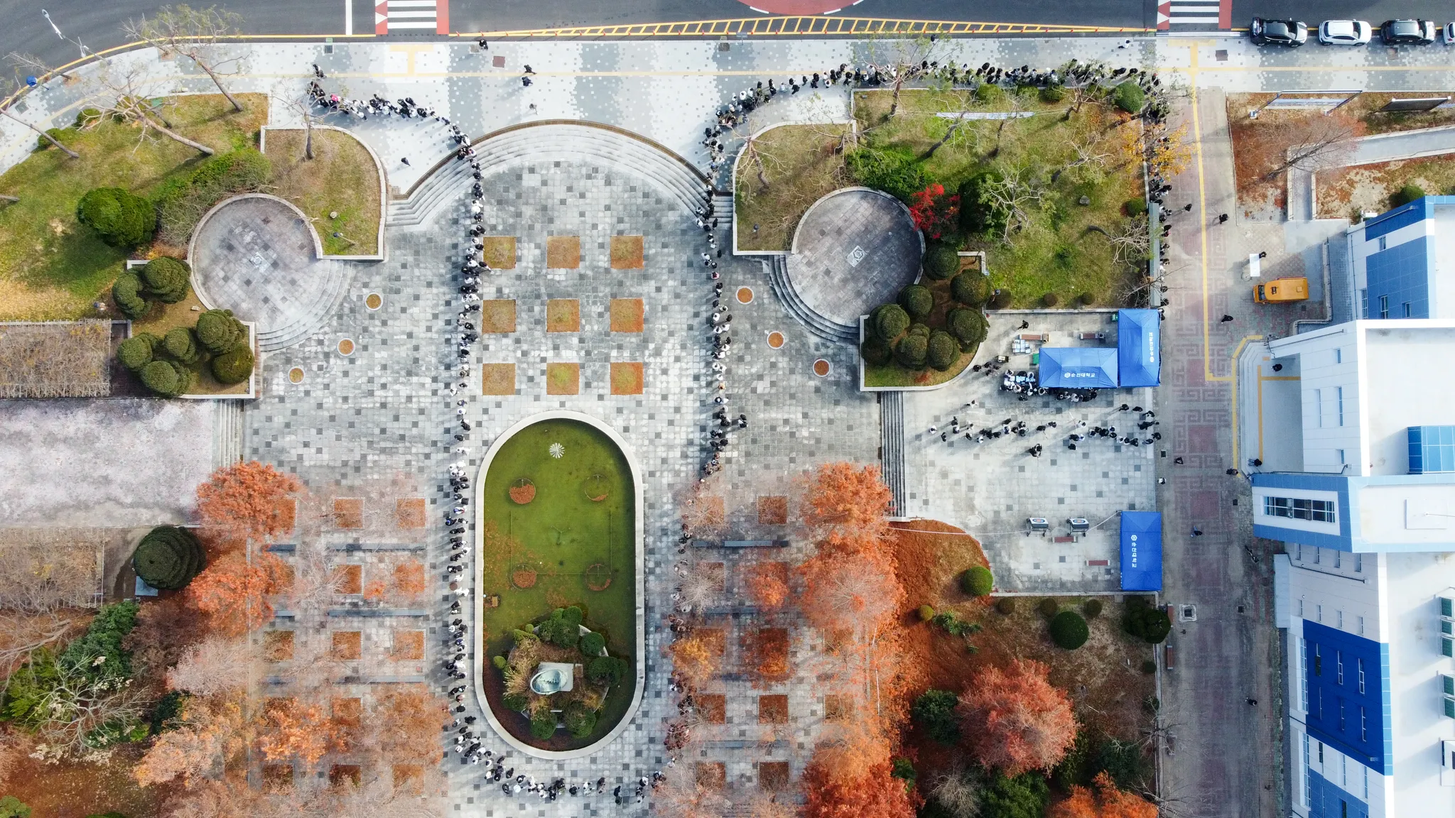 순천대학교 학생들이 대학측이 마련한 무료 점심 행사에 참여하기 위해 긴 줄을 서고 있다.