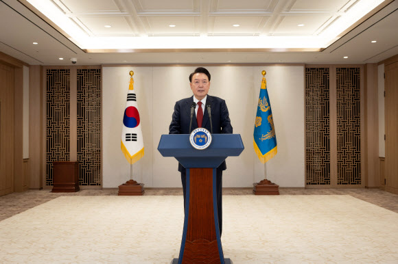 윤석열 대통령이 12일 용산 대통령실에서 대국민 담화를 하고 있다. 2024.12.12 대통령실 제공