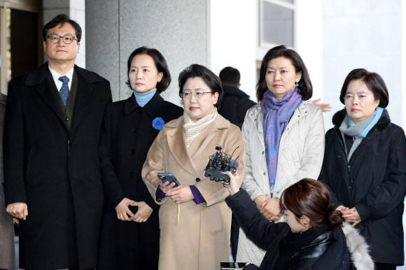 입장 밝히는 조국혁신당 의원들
