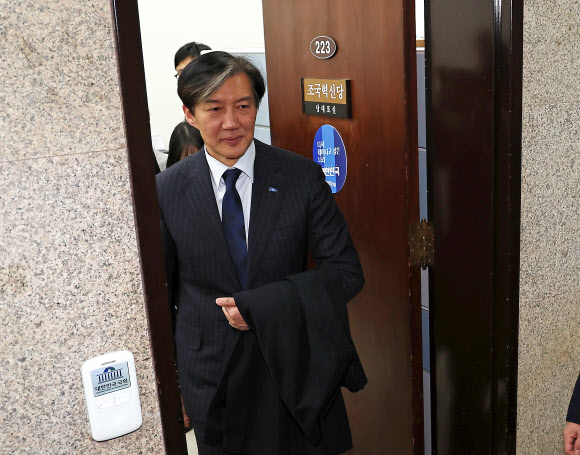 당대표실 나서는 조국 전 대표