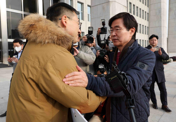 국민의힘 조경태 의원이 13일 오전 서울 여의도 국회 본청 앞에서 동료의원들에게 탄핵 찬성에 나서줄 것을 호소하고 있는 김상욱 의원을 격려하고 있다. 2024.12.13  연합뉴스