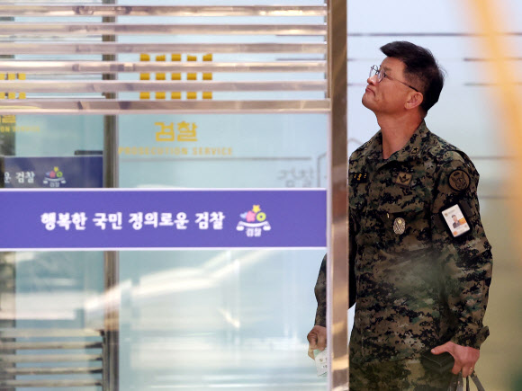 김정근 제3공수여단장이 12·3 비상계엄 사태를 수사하는 검찰 비상계엄 특별수사본부의 조사를 받기 위해 13일 서울 서초구 서울중앙지검에 출석, 조사실로 향하고 있다. 2024.12.13  연합뉴스