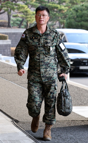 김정근 제3공수여단장이 12·3 비상계엄 사태를 수사하는 검찰 비상계엄 특별수사본부의 조사를 받기 위해 13일 서울 서초구 서울중앙지검에 출석, 조사실로 향하고 있다. 2024.12.13  연합뉴스