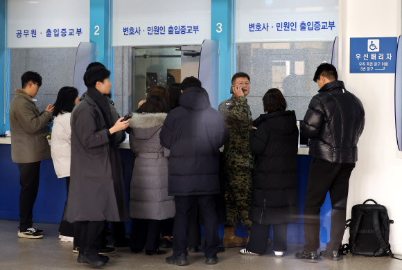 김정근 제3공수여단장이 12·3 비상계엄 사태를 수사하는 검찰 비상계엄 특별수사본부의 조사를 받기 위해 13일 서울 서초구 서울중앙지검에 출석, 조사실로 향하던 중 누군가와 전화 통화를 하고 있다. 2024.12.13  연합뉴스
