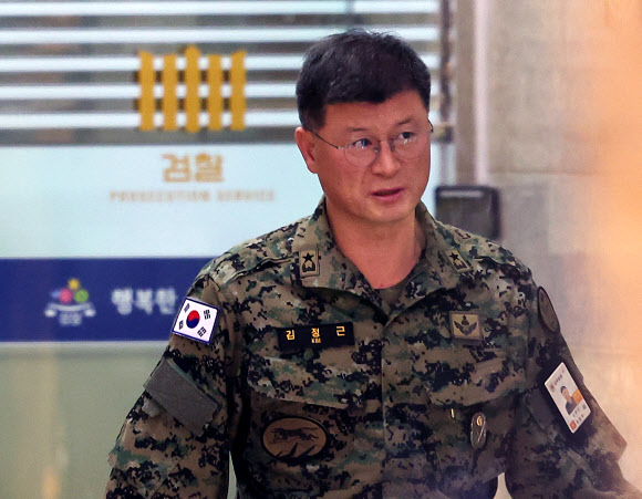 김정근 제3공수여단장이 12·3 비상계엄 사태를 수사하는 검찰 비상계엄 특별수사본부의 조사를 받기 위해 13일 서울 서초구 서울중앙지검에 출석, 조사실로 향하고 있다. 2024.12.13  연합뉴스