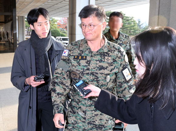 김정근 제3공수여단장이 12·3 비상계엄 사태를 수사하는 검찰 비상계엄 특별수사본부의 조사를 받기 위해 13일 서울 서초구 서울중앙지검에 출석, 조사실로 향하고 있다. 2024.12.13  연합뉴스