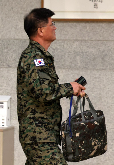 김정근 제3공수여단장이 12·3 비상계엄 사태를 수사하는 검찰 비상계엄 특별수사본부의 조사를 받기 위해 13일 서울 서초구 서울중앙지검에 출석, 조사실로 향하고 있다. 2024.12.13  연합뉴스