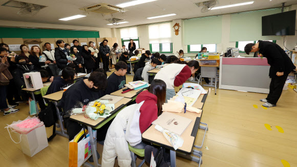 13일 오전 인천 남동구 남촌초등학교에서 열린 ‘제23회 졸업장 수여식’을 마친 졸업생들이 담임 선생님께 마지막 인사를 하고 있다. 2024.12.13  연합뉴스