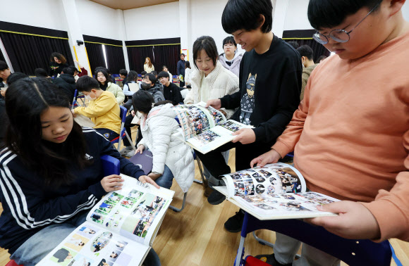 13일 오전 인천 남동구 남촌초등학교에서 열린 제 ‘23회 졸업장 수여식’을 마친 졸업생들이 졸업앨범을 살펴보고 있다. 2024.12.13  연합뉴스