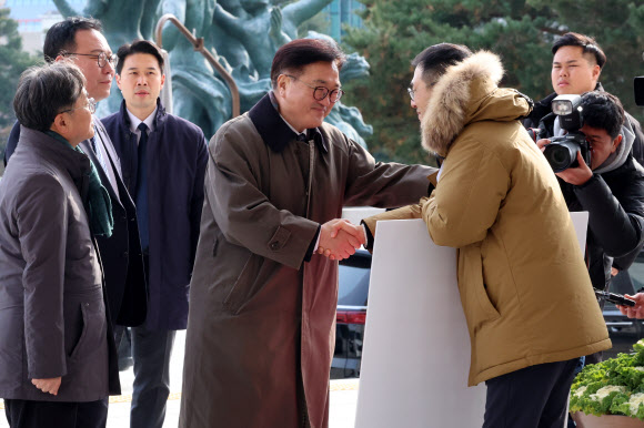 우원식 국회의장이 13일 오후 국회 본청 앞에서 동료 의원들에게 탄핵 찬성을 호소하는 국민의힘 김상욱 의원을 격려하고 있다. 2024.12.13  연합뉴스