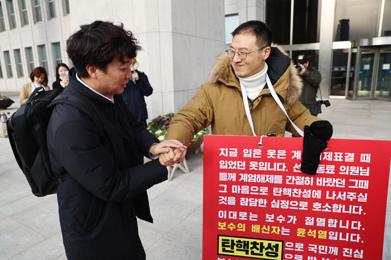 김상욱 국민의힘 의원이 13일 오전 서울 여의도 국회 본청 앞에서 윤석열 대통령 탄핵 표결 찬성을 호소하던 중 이준석 개혁신당 의원과 인사 나누고 있다. 2024.12.13 뉴스1