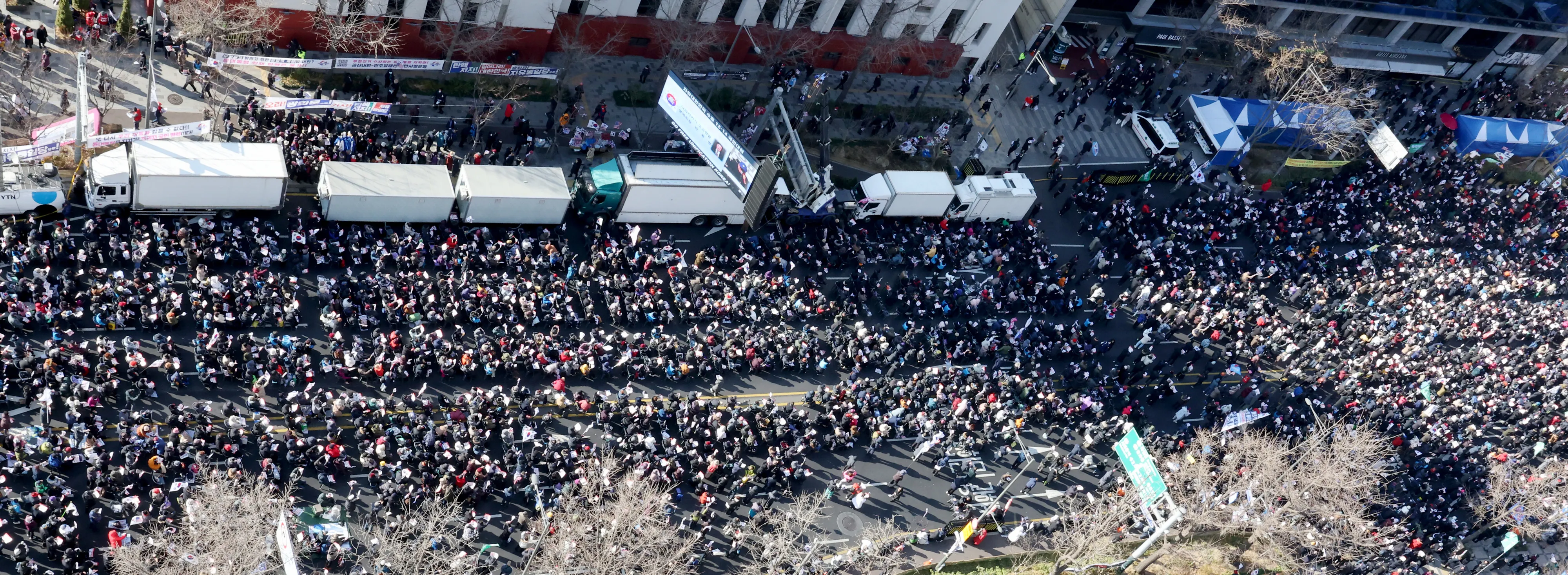 광화문에서 열린 보수단체 집회  14일 오후 서울 종로구 동화면세점 앞에서 보수성향 단체인 대한민국바로세우기국민운동본부(대국본) 등이 ‘자유 대한민국 수호 국민혁명대회’를 열고 있다. 2024.12.14 연합뉴스