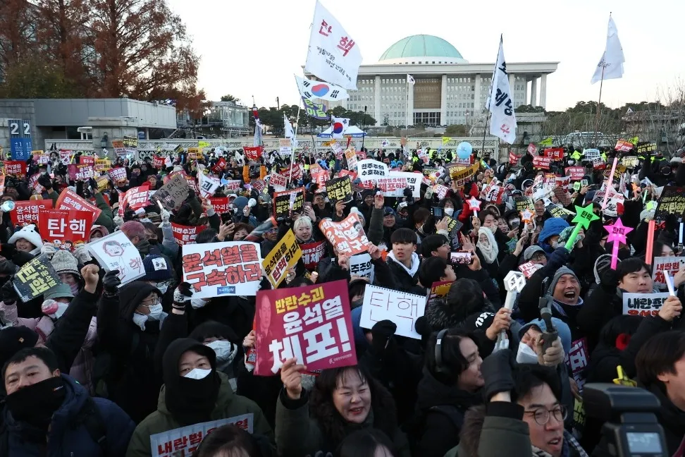 윤 탄핵안 통과에 환호하는 촛불집회 참가자들  윤석열 대통령 탄핵소추안이 통과된 14일 서울 여의도 국회 앞에서 ‘윤석열 즉각 퇴진·사회대개혁 비상행동’ 주최로 열린 촛불집회에 참가한 시민들이 환호하고 있다.  2024.12.14 연합뉴스