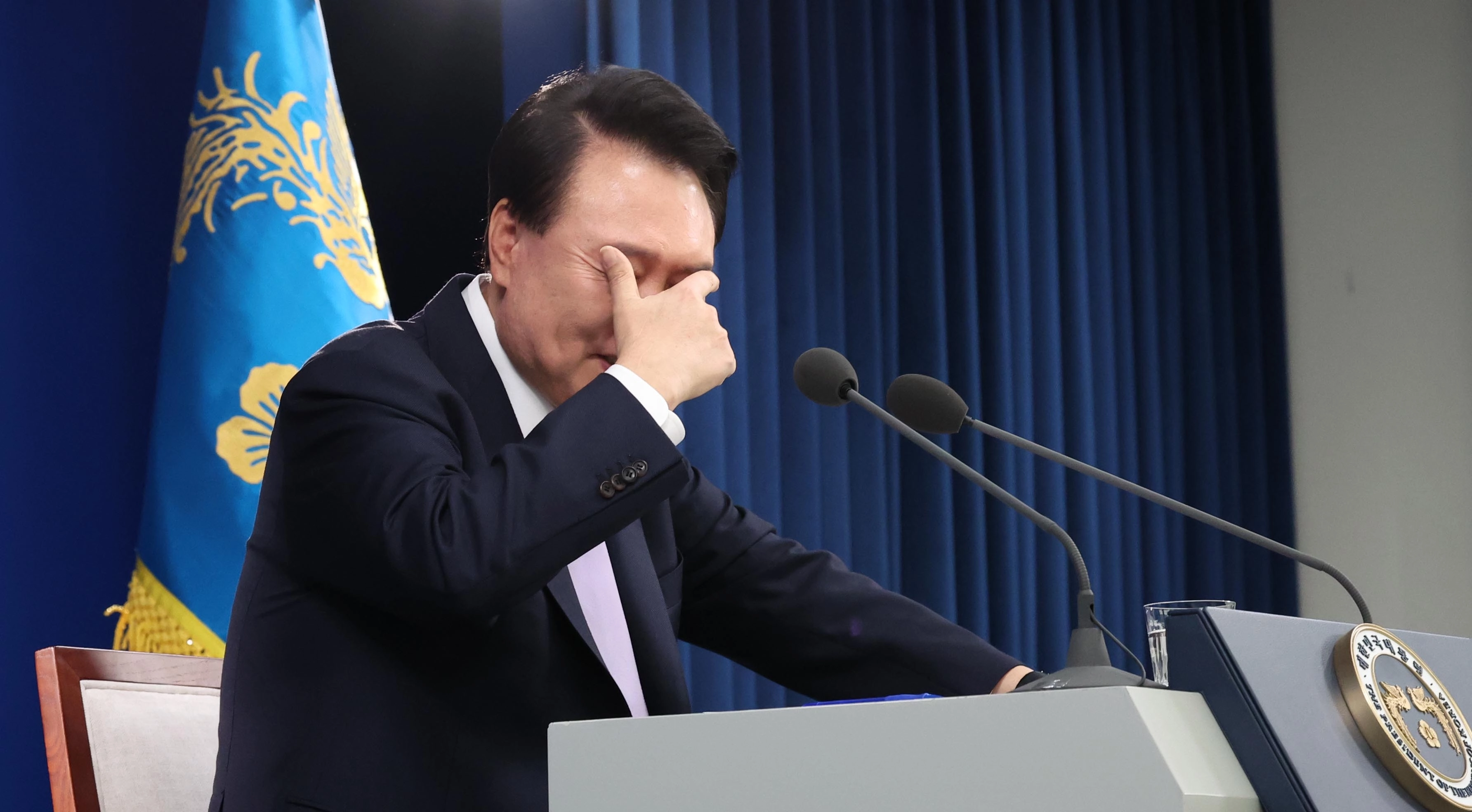 김건희 여사 질문 듣는 윤석열 대통령  윤석열 대통령이 7일 서울 용산 대통령실 청사에서 대국민 담화 및 기자회견을 하며 김건희 여사 관련 질문에 눈가를 만지고 있다. 2024.11.07. 뉴시스
