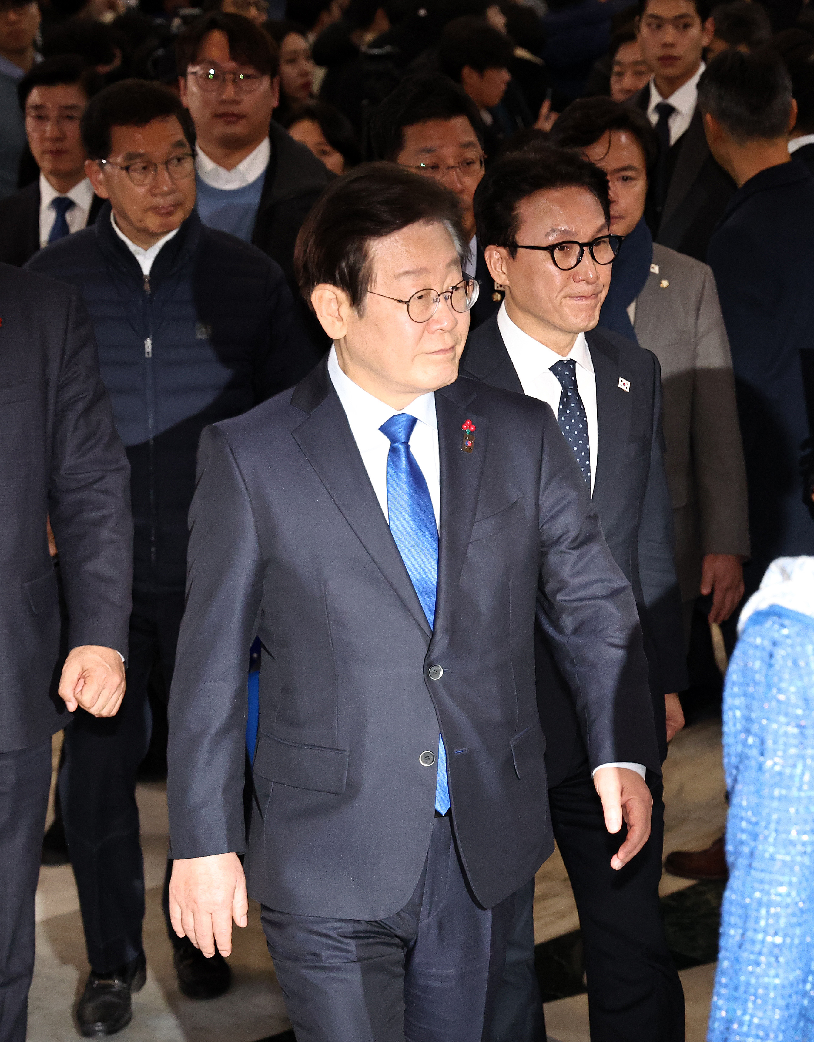 이재명 더불어민주당 대표가 14일 오후 윤석열 대통령에 대한 두 번째 탄핵안 표결을 위해 민주당 의원들과 함께 국회 본회의장 안으로 들어가고 있다. 뉴스1