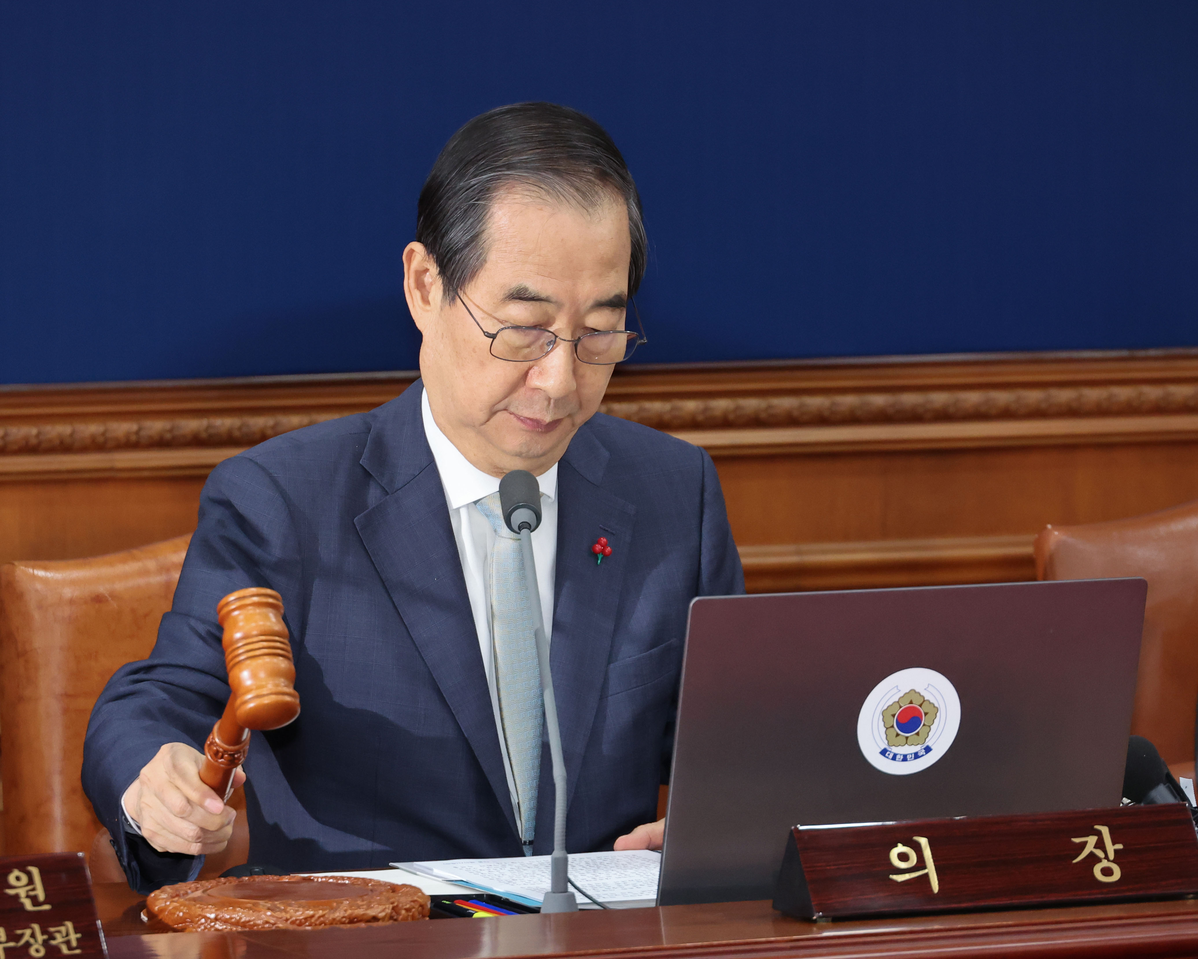 한덕수 대통령 권한대행 겸 국무총리가 14일 서울 종로구 정부서울청사에서 열린 임시 국무회의에서 개회를 선언하고 있다. 2024.12.14 연합뉴스