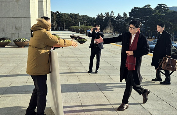 14일 오전 국민의힘 한동훈 대표가 국회 본청 앞에서 탄핵 찬성을 촉구하며 1인 시위를 하던 국민의힘 김상욱 의원에게 다가가 악수를 청하고 있다. 2024.12.14. 김상욱 의원실 제공
