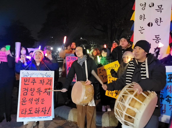 13일(현지시간) 저녁 미국 수도 워싱턴 DC에서 비상계엄 사태와 관련해 윤석열 대통령 탄핵을 촉구하는 교민들 집회가 열렸다.  ‘워싱턴촛불행동’에 소속된 교민 50여 명은 이날 백악관 앞 라파엣 공원에 모여 구호를 외치고 자유 발언을 하며 국회의 윤 대통령 탄핵안 가결을 촉구했다. 2024.12.14. 연합뉴스