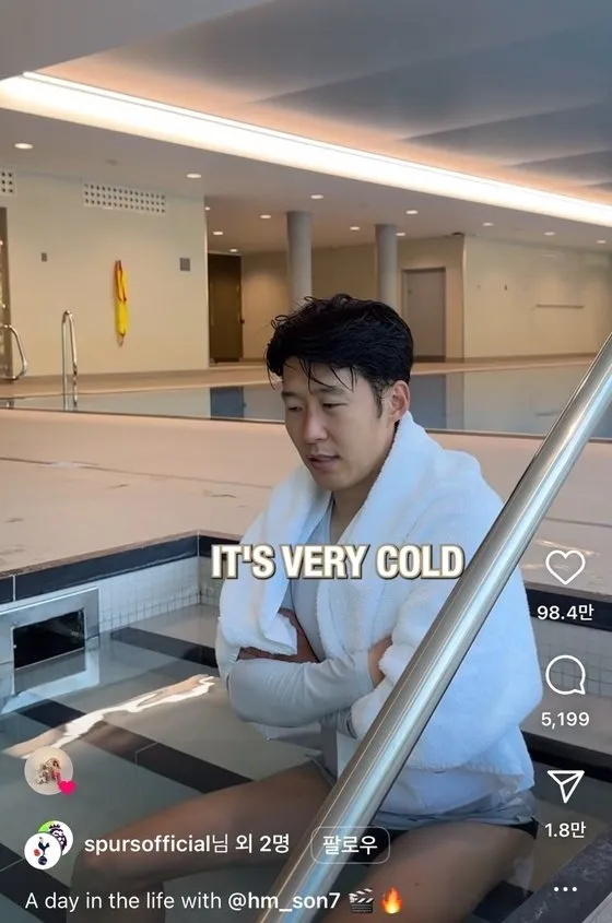 손흥민이 콜드 플런지를 하는 모습.  토트넘 인스타그램 캡처