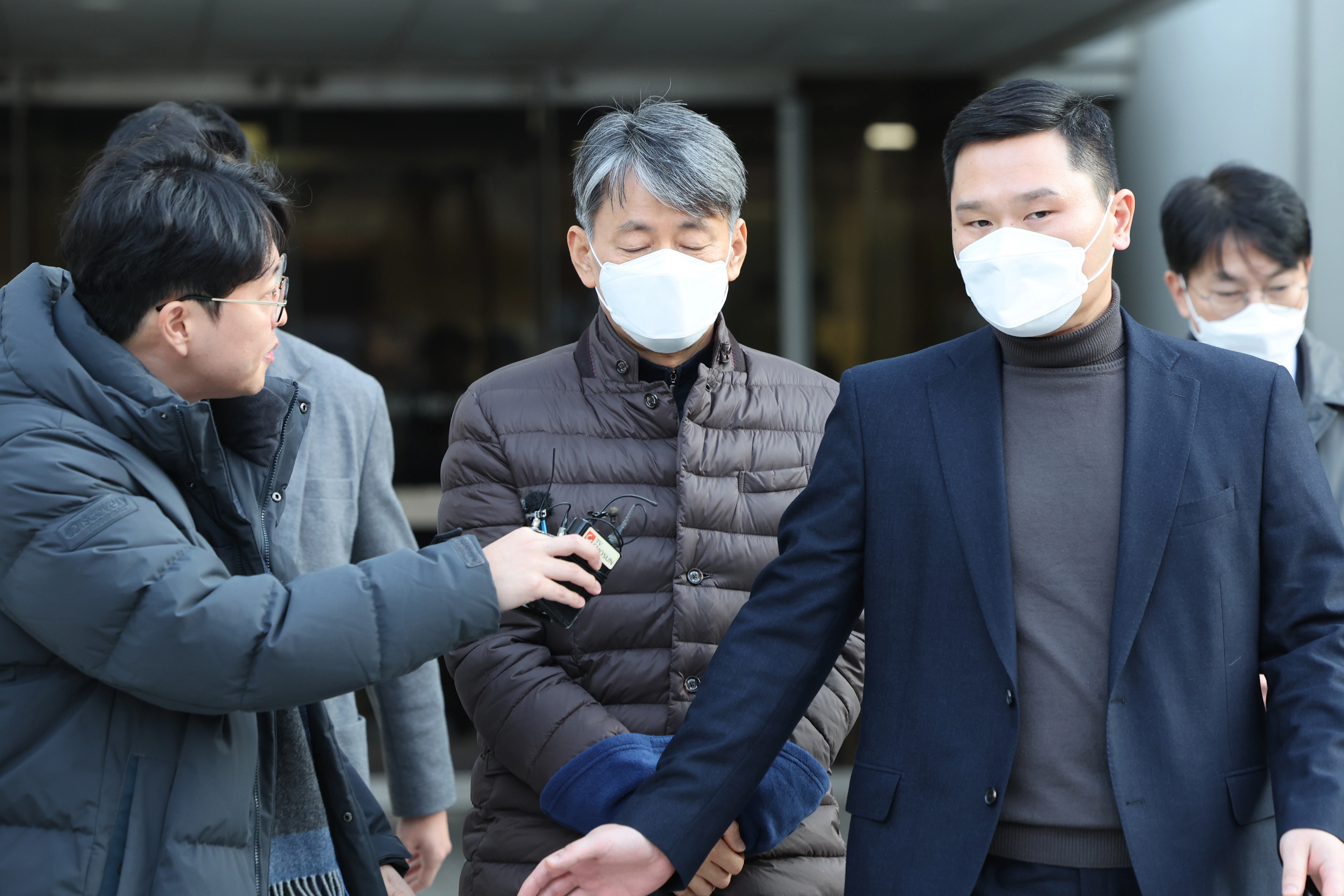 눈감는 조지호 경찰청장  12·3 비상계엄 사태 관련 내란 혐의를 받는 조지호 경찰청장이 13일 오후 서울중앙지법에서 열린 구속 전 피의자 심문(영장실질심사)을 마친 뒤 청사를 나서고 있다. 2024.12.13 연합뉴스