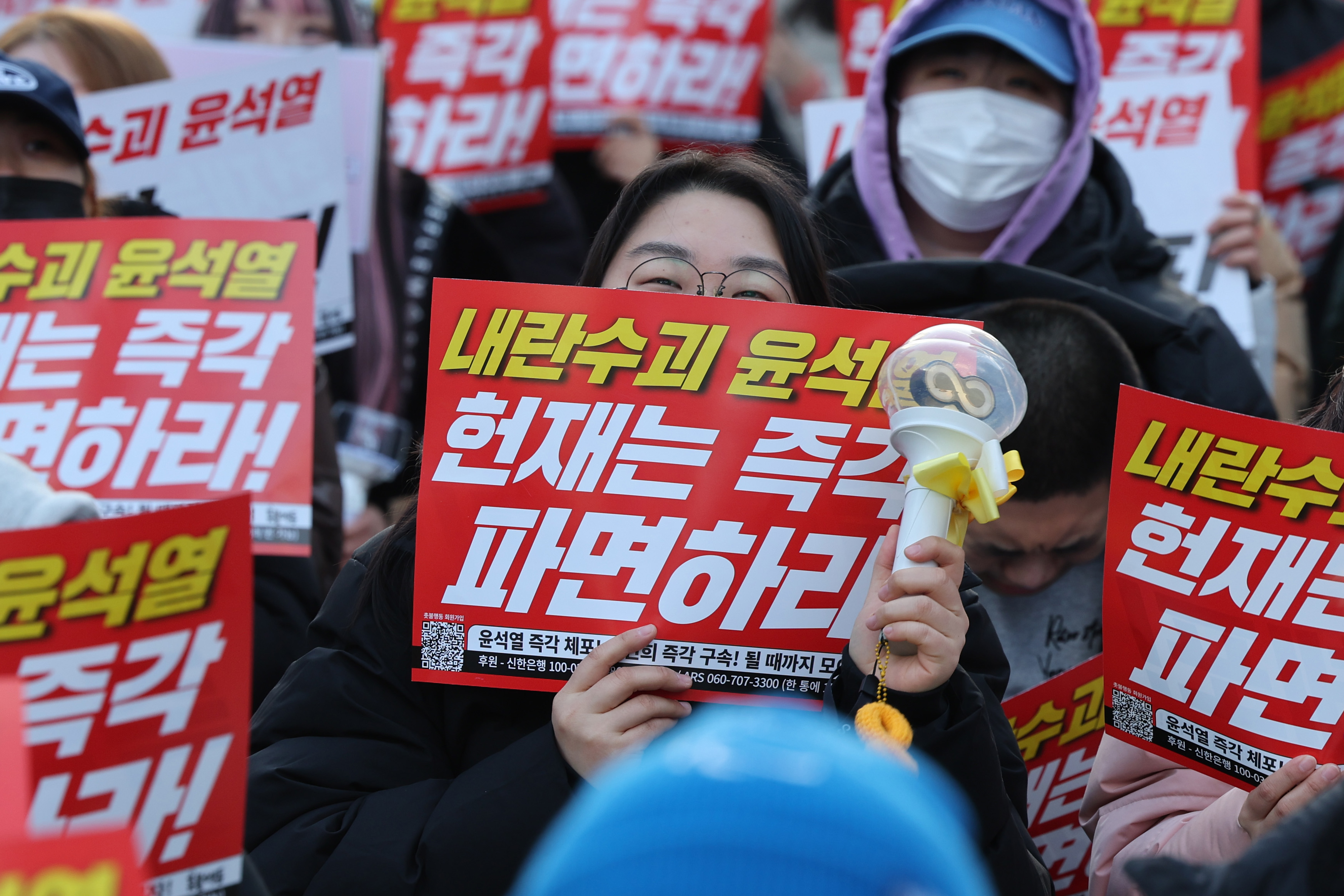 15일 오후 서울 종로구 광화문광장 인근에서 시민단체 촛불행동 주최로 열린 ‘내란수괴 윤석열 헌재는 즉각 파면하라’ 집회에서 참가자들이 윤석열 대통령의 체포 및 파면을 촉구 손팻말과 응원봉을 들고 있다. 2024.12.15 연합뉴스