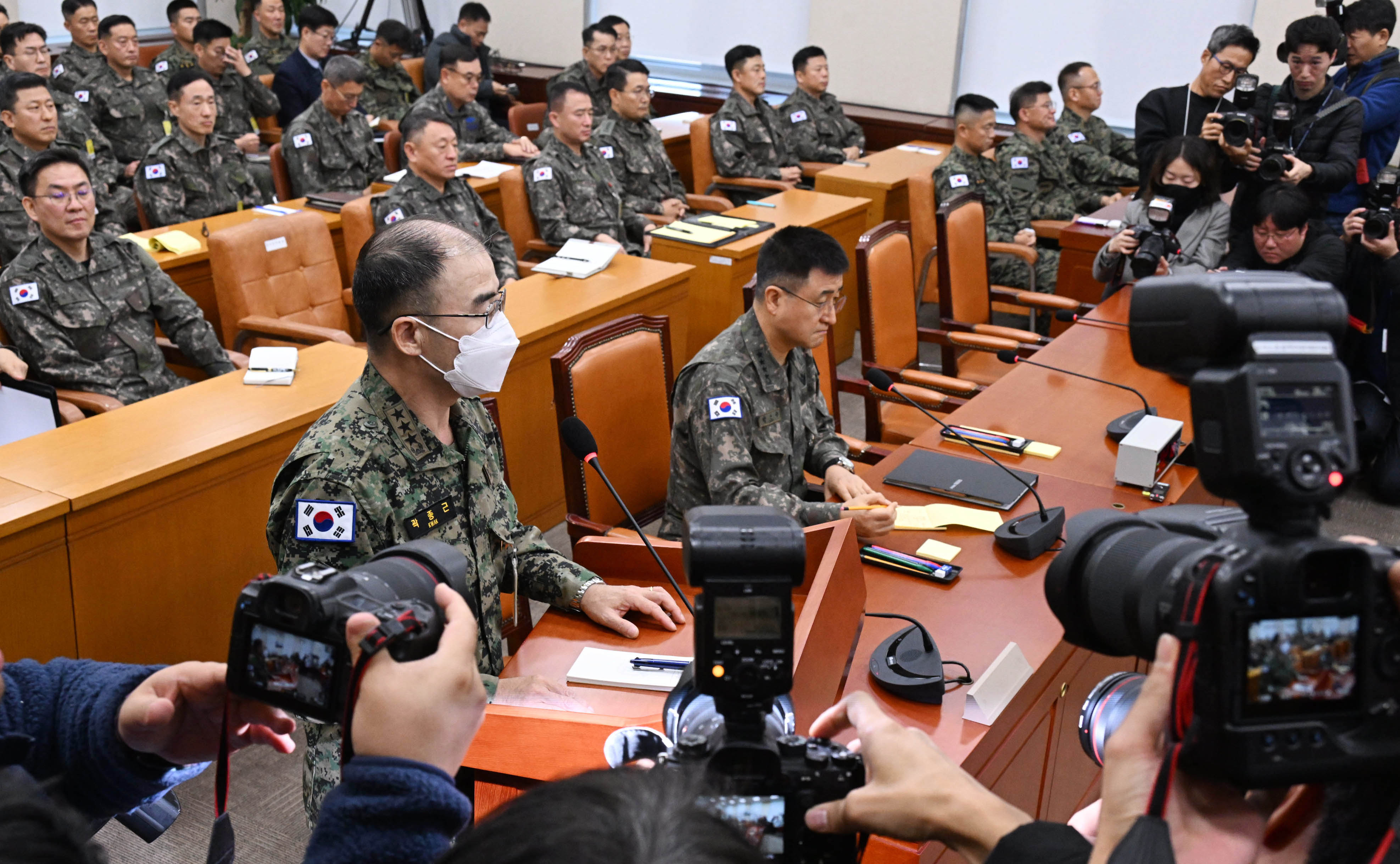 곽종근(왼쪽) 전 육군특수전사령관이 10일 국회 국방위원회에 출석해 윤 대통령의 비상계엄 선포와 관련 긴급 현안 질의에 답변하고 있다. 오른쪽은 계엄사령관을 맡았던 박안수 육군참모총장.