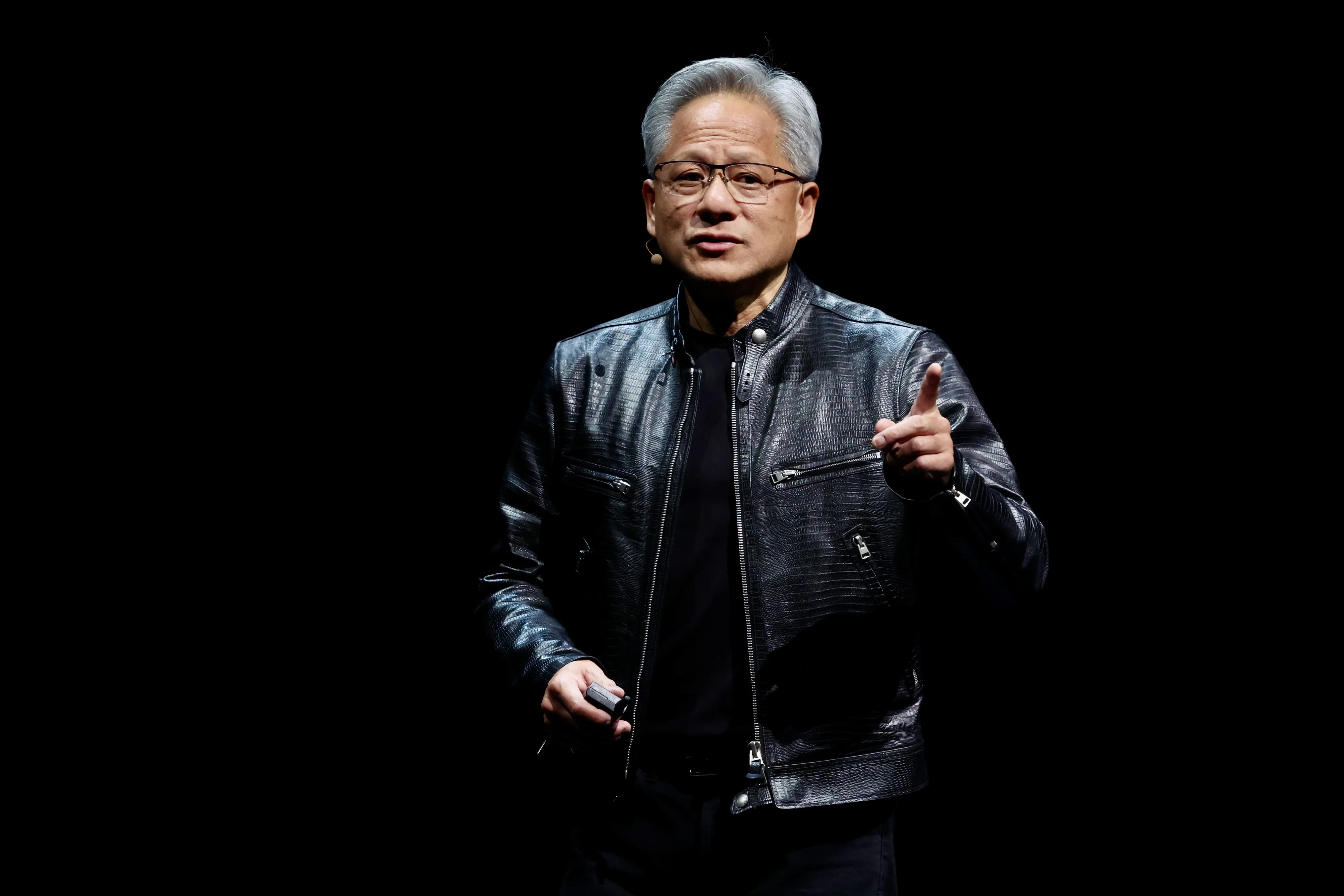 엔비디아 창업자 겸 최고경영자(CEO)인 젠슨 황이 내년 1월 미국 라스베이거스에서 열리는 세계 최대 가전·정보기술(IT) 전시회인 ‘CES 2025’의 첫 번째 기조연설자로 나선다. 사진은 젠슨 황이 지난 6월 대만에서 열린 타이베이 컴퓨터 전시회 ‘COMPUTEX 2024’에서 자신의 상징인 가죽 재킷을 입고 연설하는 모습. 
EPA 연합뉴스