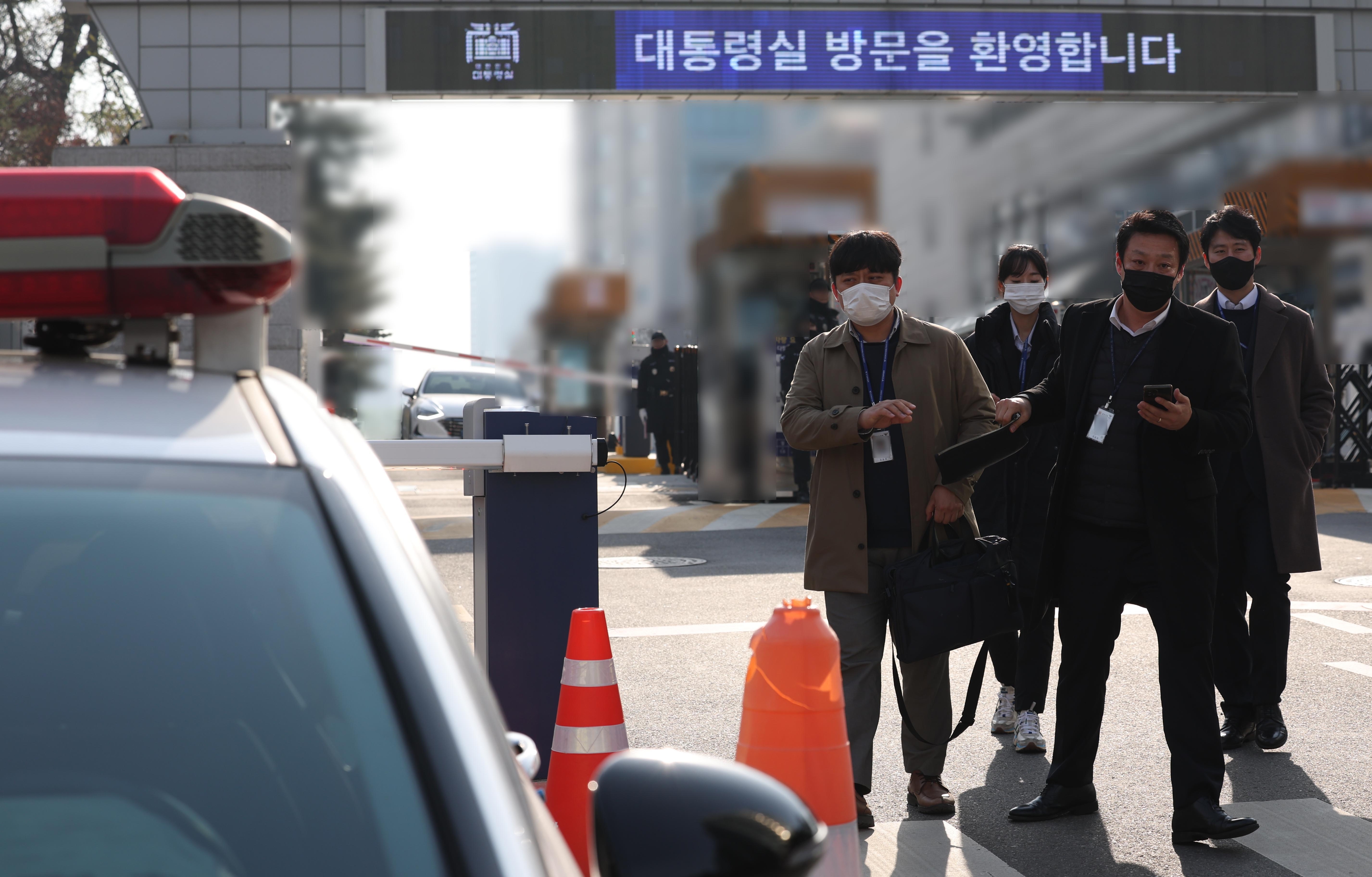 ‘12·3 비상계엄 사태’ 수사를 위해 대통령실 압수수색에 나선 경찰 국가수사본부(국수본) 관계자들이 11일 서울 용산 대통령실 민원실에서 나오고 있다. 2024.12.11 대통령실통신사진기자단