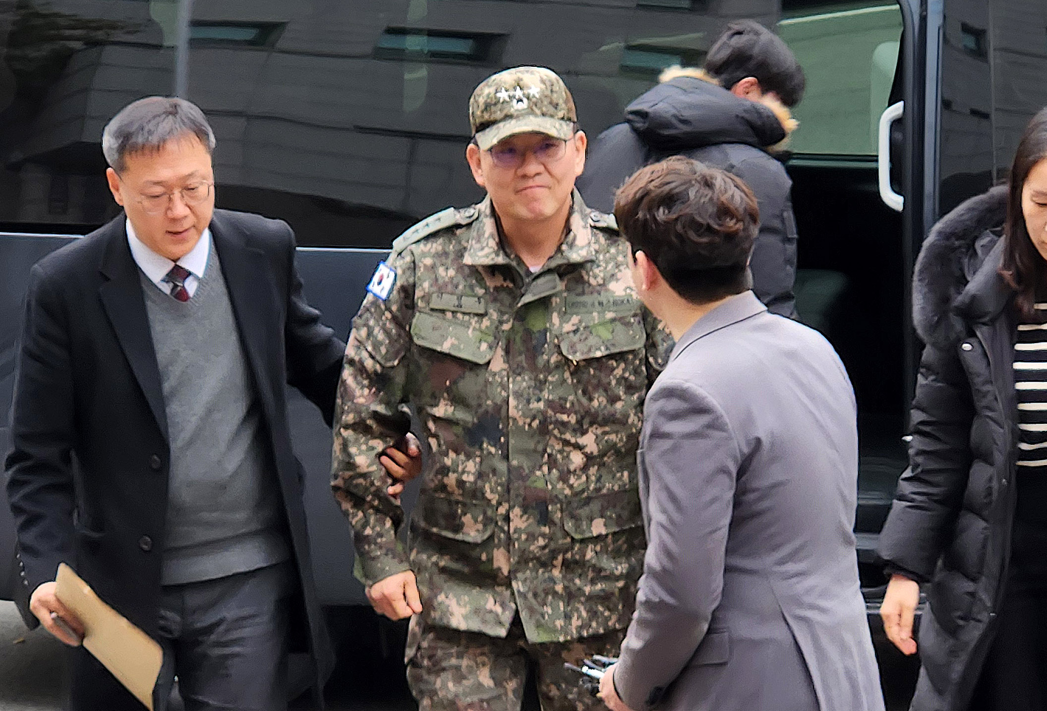 이진우 전 수도방위사령관이 16일 서울 용산구 중앙지역군사법원에서 열린 영장실질심사에 출석하고 있다. 2024.12.16 뉴스1