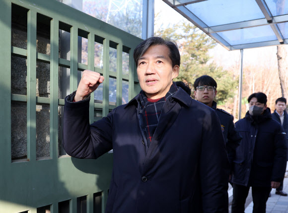 주먹 쥐어보이는 조국