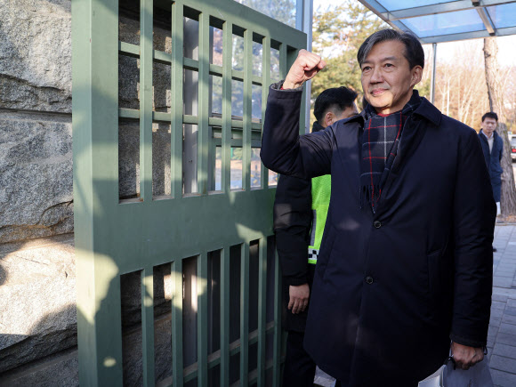 주먹 쥐어보이는 조국