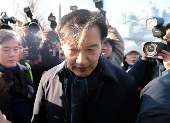 서울구치소 향하는 조국 전 대표