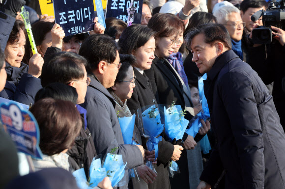 인사하는 조국 전 대표