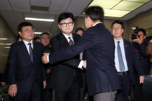 ‘악수까지만’