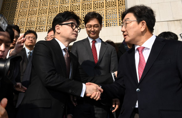 권성동 원내대표와 악수하는 한동훈 대표