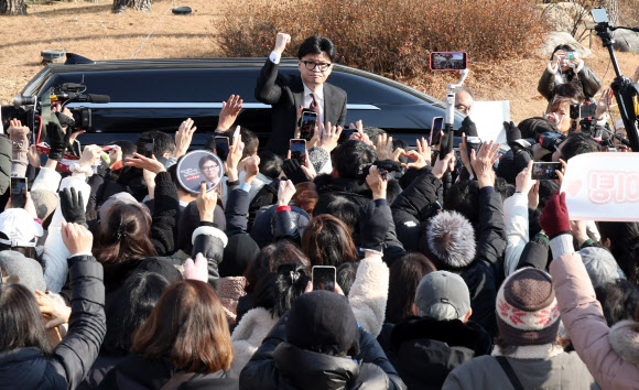 지지자들과 인사하는 한동훈 대표