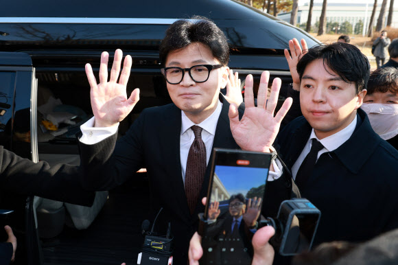 지지자에게 인사하는 한동훈 대표