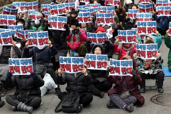 윤석열 대통령 탄핵 반대 촉구하는 자유통일당