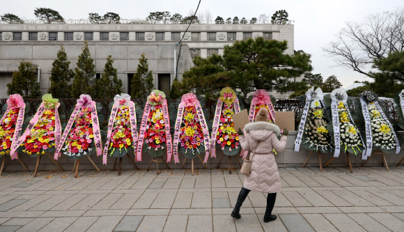 헌재 앞에 놓인 화환들