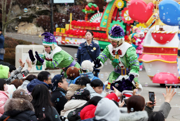 크리스마스를 아흐레 앞둔 16일 오후 경기도 용인시 에버랜드에서 ‘블링블링 X-mas 퍼레이드’가 펼쳐지고 있다. 2024.12.16. 연합뉴스