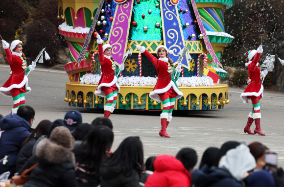 크리스마스를 아흐레 앞둔 16일 오후 경기도 용인시 에버랜드에서 ‘블링블링 X-mas 퍼레이드’가 펼쳐지고 있다. 2024.12.16. 연합뉴스
