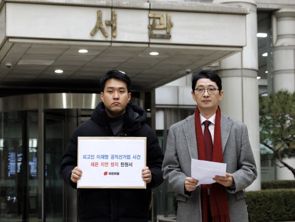 국민의 법률자문위원회 위원장인 주진우 의원이 16일 오후 서울 서초구 서울고등법원에 더불어민주당 이재명 대표의 공직선거법 재판 지연 방지 탄원서를 제출하기 전 탄원 내용과 취지를 말하고 있다. 2024.12.16 연합뉴스