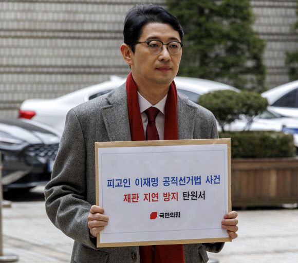 국민의 법률자문위원회 위원장인 주진우 의원이 16일 오후 서울 서초구 서울고등법원에 더불어민주당 이재명 대표의 공직선거법 재판 지연 방지 탄원서를 제출하기 위해 법원 청사로 들어가고 있다. 2024.12.16 연합뉴스
