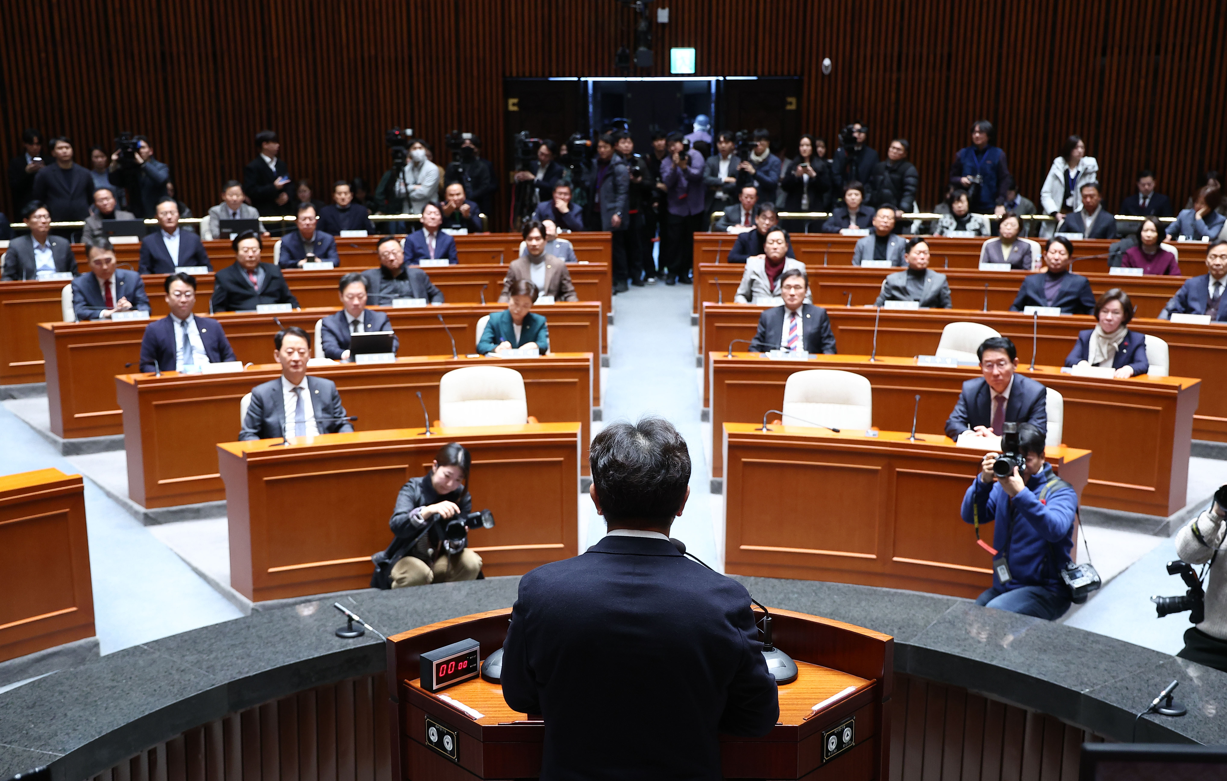 국민의힘 권성동 원내대표가 16일 국회에서 열린 의원총회에 참석해 발언하고 있다. 2024.12.16 연합뉴스